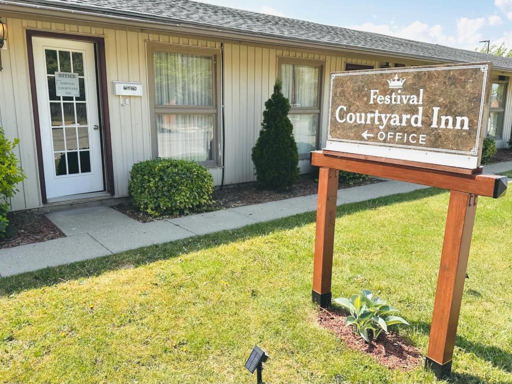 Festival Courtyard Inn Stratford Ngoại thất bức ảnh